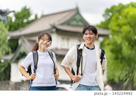 日本の観光地を旅行するアジア人観光客のカップル。インバウンド、史跡、観光、名所、笑顔、史跡、お城 日本の観光地を旅行するアジア人観光客のカップル。インバウンド、史跡、観光、名所、笑顔、史跡、お城 143224992