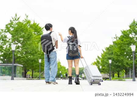 街を歩く観光客カップルの後ろ姿。旅行、観光、インバウンド、歩行者、ツアー、レジャー、自然、環境、安全 143224994