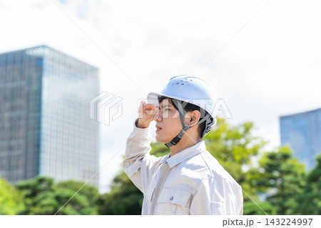都市の前に立つアジア人労働者。建設、工事、技能実習生、外国人、建築、仕事、東南アジア、作業員、働く 都市の前に立つアジア人労働者。建設、工事、技能実習生、外国人、建築、仕事、東南アジア、作業員、働く 143224997