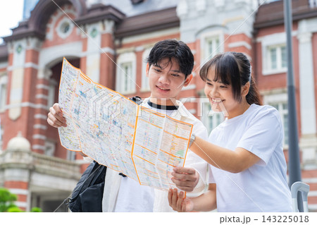 地図を見るアジア人観光客のカップル。旅行、観光、ガイドマップ、インバウンド、笑顔、外国人、観光地 地図を見るアジア人観光客のカップル。旅行、観光、ガイドマップ、インバウンド、笑顔、外国人、観光地 143225018