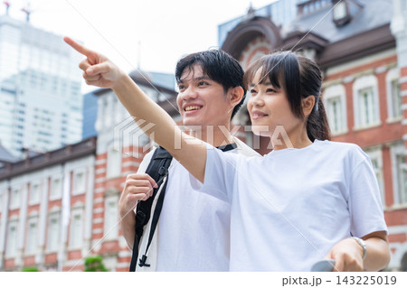 旅行するアジア人観光客のカップル。観光、観光客、インバウンド、来日、日本、東京、笑顔、駅、夫婦、目標 旅行するアジア人観光客のカップル。観光、観光客、インバウンド、来日、日本、東京、笑顔、駅、夫婦、目標 143225019