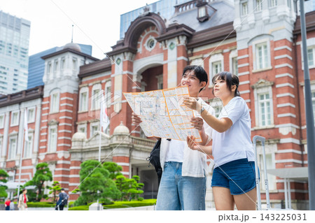 地図を見るアジア人観光客のカップル。旅行、観光、ガイドマップ、インバウンド、笑顔、外国人、観光地 143225031