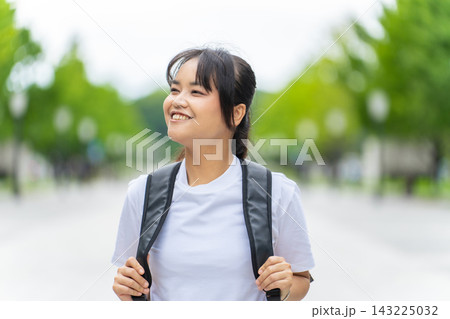 笑顔のアジア人女性。観光客、インバウンド、旅行、東南アジア、観光、日本、ツアー、留学生、学生、留学 143225032
