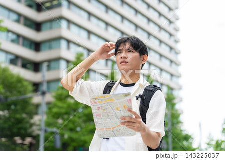 地図を見て旅行するアジア人観光客。インバウンド、迷う、ガイドマップ、日本、東京、ツアー、外国人、案内 143225037