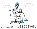 椅子に座りタブレットを持ち会話や説明をする女性のイラスト素材 143225061