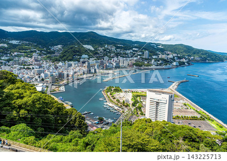 静岡県熱海市 熱海城の天守閣から見る熱海温泉街 143225713