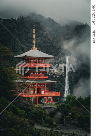 朝霧に包まれた世界遺産 那智の滝と三重塔の幻想的な風景 朝霧に包まれた世界遺産 那智の滝と三重塔の幻想的な風景 143226140