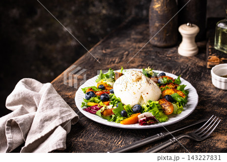 Salad with fresh burrata cheese, grilled peaches and blueberry 143227831