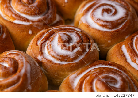 Cinnamon rolls with cream cheese frosting 143227847