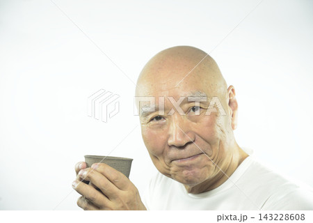 お茶を飲む　笑顔の老人 143228608