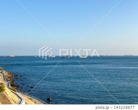 釜山の海岸に広がる美しい青い海 143228877