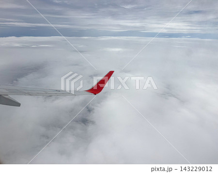 飛行機から見た雲海 143229012