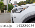 自動車のフロントバンパーに付けられたコーナーポール 自動車のフロントバンパーに付けられたコーナーポール 143229086