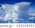 夏の沖縄　上空から見た積乱雲 143229363