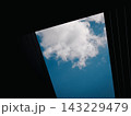 建物の開口部から見上げる青空と白い雲 143229479