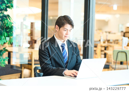 パソコンで仕事をするスーツ姿の日本人男性 パソコンで仕事をするスーツ姿の日本人男性 143229777