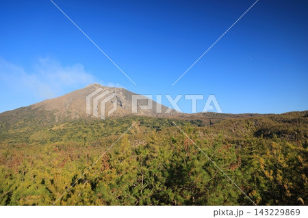 秋空の下、有村溶岩展望所から望む桜島（日本 鹿児島県鹿児島市） 143229869