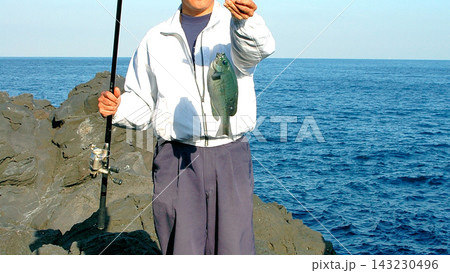 伊豆、城ケ崎の磯でメジナ釣り 伊豆、城ケ崎の磯でメジナ釣り 143230496