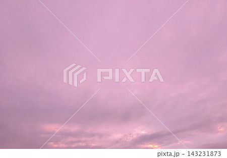 電線のかかるピンクと紫の夕空 143231873