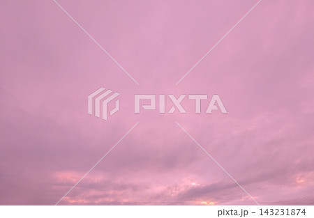 日没後の淡いピンクの空 日没後の淡いピンクの空 143231874