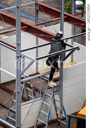 空調服を着た建設作業員・とび職が仮設事務所を組立てる建設現場 143231904