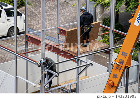 空調服を着た建設作業員・とび職が仮設事務所を組立てる建設現場 143231905