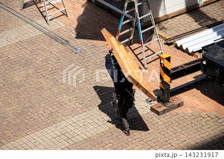 空調服を着た建設作業員・とび職が仮設事務所を組立てる建設現場 143231917