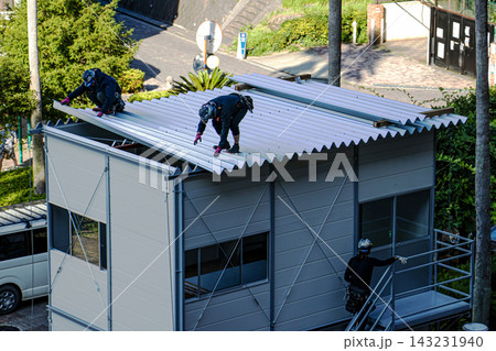 空調服を着た建設作業員・とび職が仮設事務所を組立てる建設現場 143231940