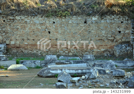 ギリシャ　マケドニア　フィリッポイの古代遺跡　フォーラムの円柱や石積み 143231999