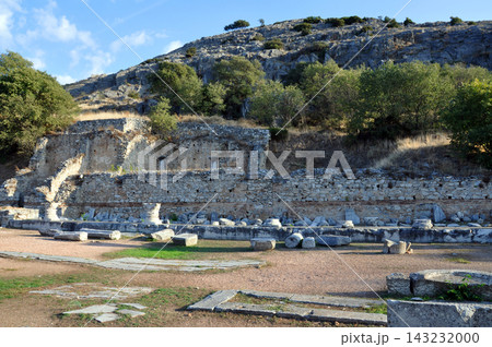 ギリシャ マケドニア フィリッポイの古代遺跡 フォーラムの円柱や石積み ギリシャ マケドニア フィリッポイの古代遺跡 フォーラムの円柱や石積み 143232000