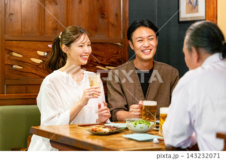 居酒屋で乾杯する男女 143232071