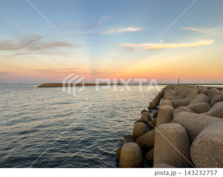 夕暮れの防波堤と消波ブロックの風景 夕暮れの防波堤と消波ブロックの風景 143232757