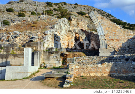 ギリシャ　マケドニア　フィリッポイ遺跡　古代円形劇場周辺の石積みの遺構 143233468