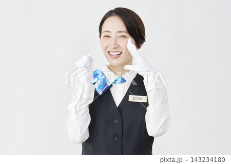 女性スタッフ 受付・バスガイド 応援 白背景 女性スタッフ 受付・バスガイド 応援 白背景 143234180