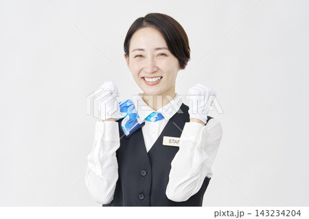 女性スタッフ 受付・バスガイド ガッツポーズ 白背景 女性スタッフ 受付・バスガイド ガッツポーズ 白背景 143234204