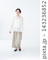 女性の全身 143236852