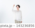 ガッツポーズをする女性 143236856
