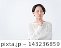 考える女性 143236859