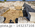 ギリシャ マケドニア 古代マケドニア王国の首都 ペラ遺跡 石造りの基礎や壁の遺構 ギリシャ マケドニア 古代マケドニア王国の首都 ペラ遺跡 石造りの基礎や壁の遺構 143237108
