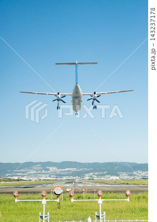 「大阪府」(9月)【飛行機】伊丹空港に隣接する豊中つばさ公園から見る離着陸する飛行機 「大阪府」(9月)【飛行機】伊丹空港に隣接する豊中つばさ公園から見る離着陸する飛行機 143237178