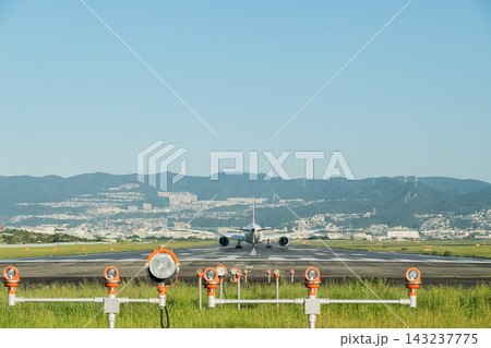 「大阪府」(9月)【飛行機】伊丹空港に隣接する豊中つばさ公園から見る離着陸する飛行機 143237775
