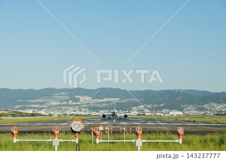 「大阪府」(9月)【飛行機】伊丹空港に隣接する豊中つばさ公園から見る離着陸する飛行機 143237777