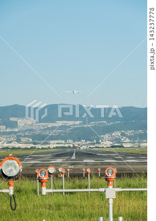 「大阪府」(9月)【飛行機】伊丹空港に隣接する豊中つばさ公園から見る離着陸する飛行機 「大阪府」(9月)【飛行機】伊丹空港に隣接する豊中つばさ公園から見る離着陸する飛行機 143237778