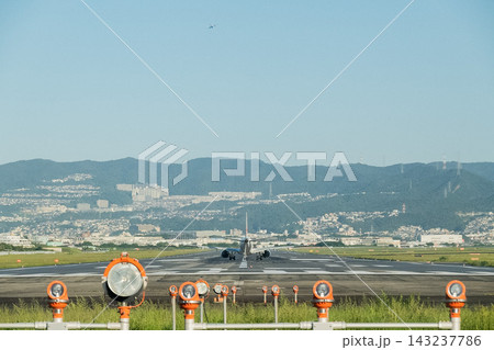 「大阪府」(9月)【飛行機】伊丹空港に隣接する豊中つばさ公園から見る離着陸する飛行機 「大阪府」(9月)【飛行機】伊丹空港に隣接する豊中つばさ公園から見る離着陸する飛行機 143237786