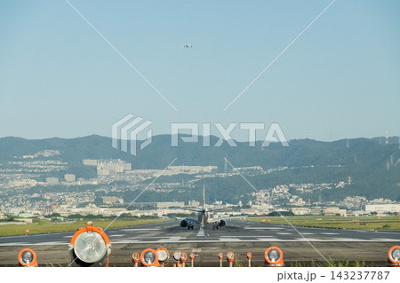 「大阪府」(9月)【飛行機】伊丹空港に隣接する豊中つばさ公園から見る離着陸する飛行機 143237787
