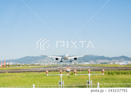 「大阪府」(9月)【飛行機】伊丹空港に隣接する豊中つばさ公園から見る離着陸する飛行機 「大阪府」(9月)【飛行機】伊丹空港に隣接する豊中つばさ公園から見る離着陸する飛行機 143237791