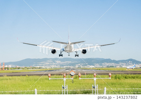 「大阪府」(9月)【飛行機】伊丹空港に隣接する豊中つばさ公園から見る離着陸する飛行機 「大阪府」(9月)【飛行機】伊丹空港に隣接する豊中つばさ公園から見る離着陸する飛行機 143237802