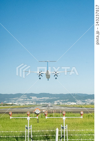「大阪府」(9月)【飛行機】伊丹空港に隣接する豊中つばさ公園から見る離着陸する飛行機 143237817