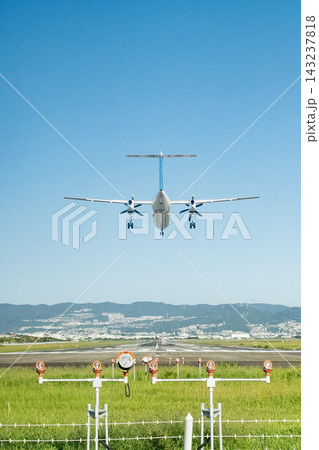 「大阪府」(9月)【飛行機】伊丹空港に隣接する豊中つばさ公園から見る離着陸する飛行機 「大阪府」(9月)【飛行機】伊丹空港に隣接する豊中つばさ公園から見る離着陸する飛行機 143237818