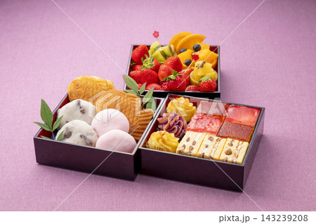 お正月のスイーツおせち　彩り豊かな和洋菓子とフルーツ 143239208